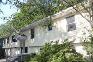 81 Woodridge Dr S, Stamford, CT 06902