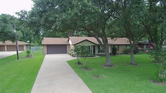 1410 E Houston St, Highlands, TX 77562