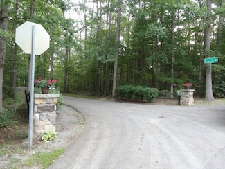 - Country Club Ln, Lewisburg, WV 24901