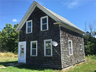 13 Cottage St, Vinalhaven, ME 04863