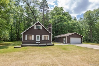 202 Redwine Dr, Houghton Lake, MI 48629