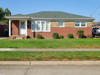 22549 Shorewood Dr, Saint Clair Shores, MI 48081