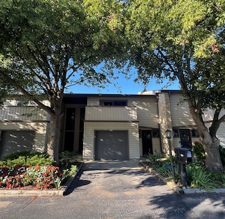 955 Armour Rd Unit 955, Oconomowoc, WI 53066