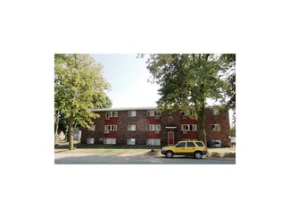 225 1st St E, Newhall, IA 52315