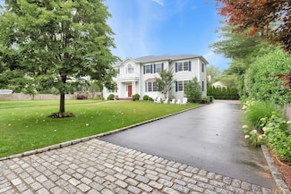 11 Plandome Dr, Manhasset, NY 11030