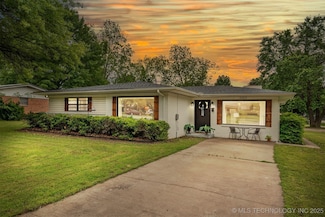 1102 SE 13th St, Wagoner, OK 74467