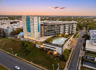 800 Embassy Dr Unit 204, Austin, TX 78702