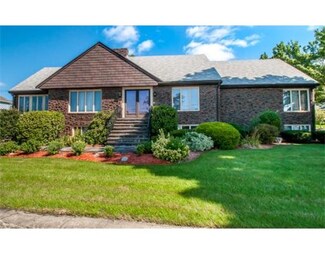 2 Lakeshore Dr, Wakefield, MA 01880