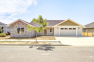 1317 River Run St, Central Point, OR 97502