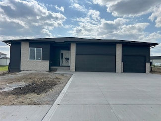 4192 NW 177th St, Clive, IA 50325