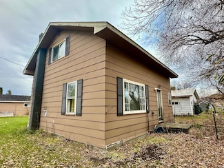 222 W Woodrow St, Grygla, MN 56727
