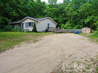 13717 104th Ave, Grand Haven, MI 49417