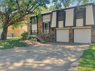 13023 S Cottonwood Dr, Olathe, KS 66062
