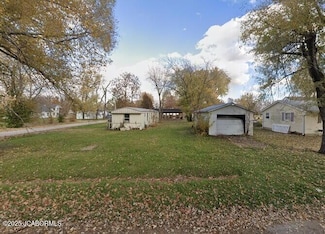 401 E Bates St, Wellsville, MO 63384