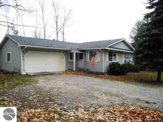 512 N Lincoln St, Suttons Bay, MI 49682
