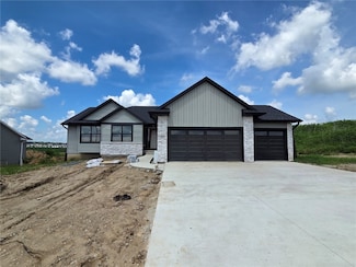 3339 Center Ct, Cedar Rapids, IA 52411