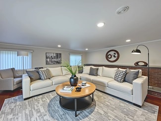 2176 Cumberland Dr, Troy, MI 48085