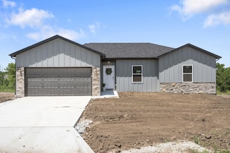 715 E Vivian St, Bolivar, MO 65613