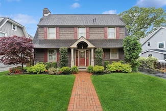 32 Lexington St, Rockville Centre, NY 11570