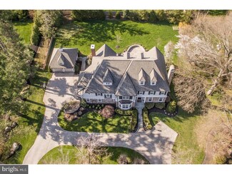 910 Parkes Run Ln, Villanova, PA 19085