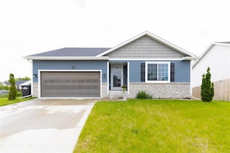 2357 Shadow Creek Cir, Des Moines, IA 50320