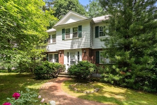 209 Bristol Rd, Wellesley Hills, MA 02481