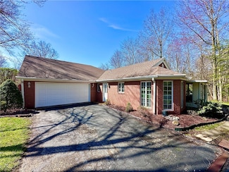 3771 N Point Dr, New Castle, PA 16105
