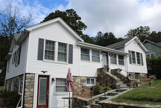 20 Greenwood Dr, Mahopac, NY 10541