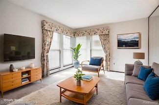 2808 Roundtree Dr, Troy, MI 48083