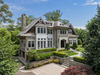 21 the Glenada, Roslyn, NY 11576