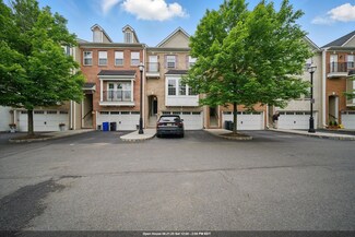 28 Creekside Ct, Secaucus, NJ 07094