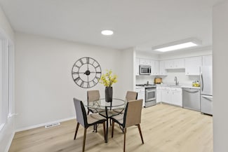 122 Avignon Ct, Woodbury, MN 55125