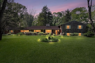 31 Saw Mill Rd, Cold Spring Harbor, NY 11724