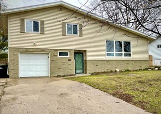 7622 Windsor Dr, Omaha, NE 68114