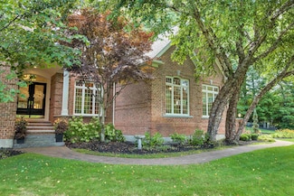 60 Riddle Dr, Bedford, NH 03110