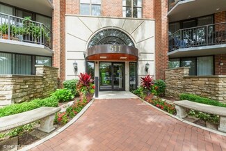 511 Aurora Ave Unit 218, Naperville, IL 60540