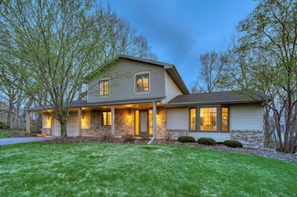 9520 Leaftop Cir, Eden Prairie, MN 55347