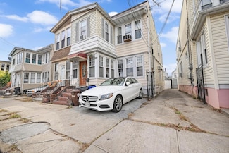 90-16 76th St, Jamaica, NY 11421