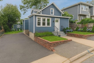 14 Maple St, Glenwood Landing, NY 11547