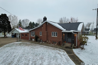 910 E 11th St, Bicknell, IN 47512