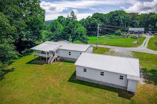 572 Lakeside Rd, Byrdstown, TN 38549