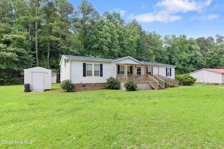 122 Indian Cave Dr, Richlands, NC 28574
