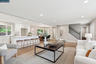 211 Corliss Dr, Moraga, CA 94556