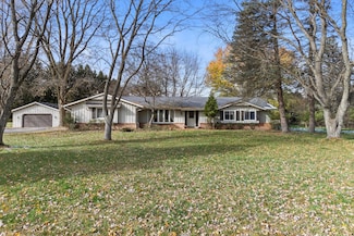 S42W34366 Griffith Ln, Dousman, WI 53118