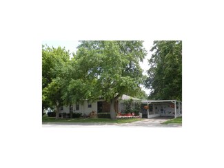 2901 Cypress St, Higginsville, MO 64037