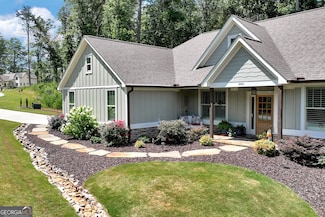 989 Yonah Lake Dr, Saute-Nacoche, GA 30571