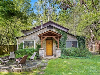 24 Iroquois St, Black Mountain, NC 28711