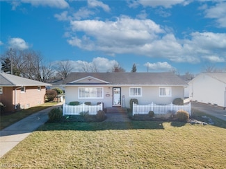 686 E Parkleigh Dr, Independence, OH 44131