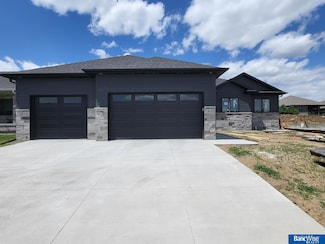 433 Half Moon Dr, Lincoln, NE 68527