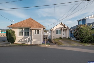 443 SW 7th St, Newport, OR 97365